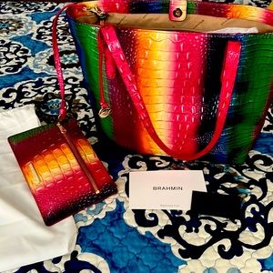 Beautiful NEW Brahmin large bag. It also comes with a wristlet. STUNNING